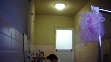 暗拍大神学生宿舍公共浴室多场景偷拍学妹更换衣服洗澡 (7)