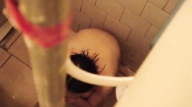 夏天到了有点热睡不着,爬墙偷窥楼下的少妇洗澡,白白嫩嫩的真不错