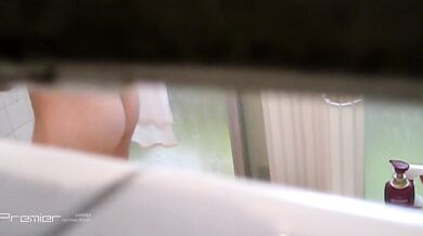 冒死爬气窗偷拍楼下白嫩的小姐姐洗澡身材还不错