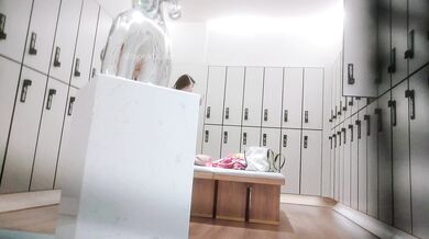 高档洗浴中心买通内部员工偷拍两位白白嫩嫩的美女闺蜜一起洗澡泡汤 (2)