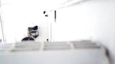 钱思羽大学保安潜入女生宿舍偷拍几个漂亮女生洗澡换衣服 (1)